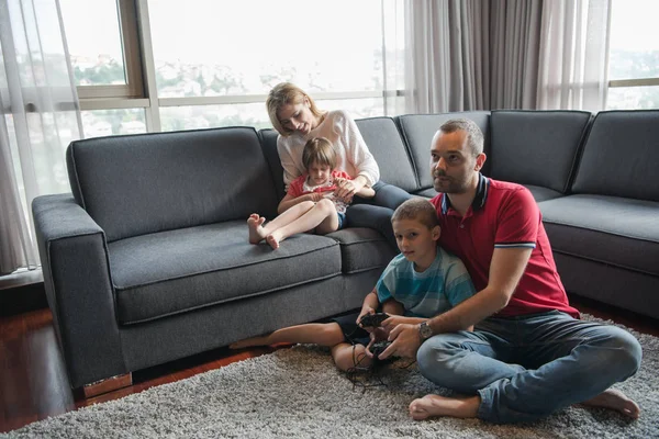 Feliz joven pareja jugando gamrs — Foto de Stock