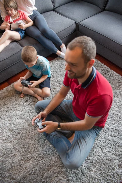 Happy young couple playing gamrs — Stock Photo, Image