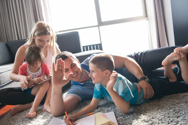 Jeune couple passe du temps avec les enfants — Photo