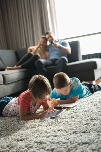 Jong koppel tijd doorbrengen met kinderen — Stockfoto