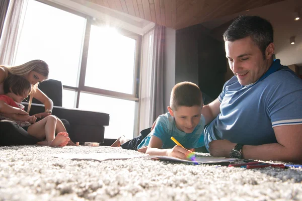 Giovane coppia trascorrere del tempo con i bambini — Foto Stock