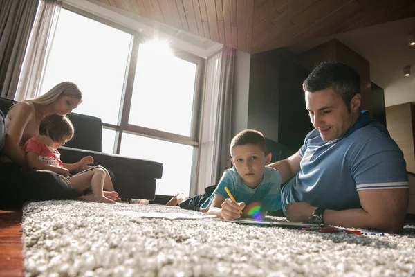 Jeune couple passe du temps avec les enfants — Photo