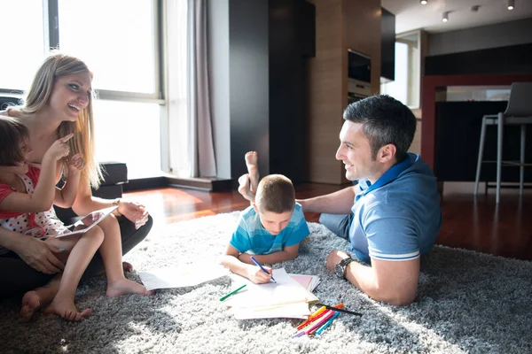 Jeune couple passe du temps avec les enfants — Photo