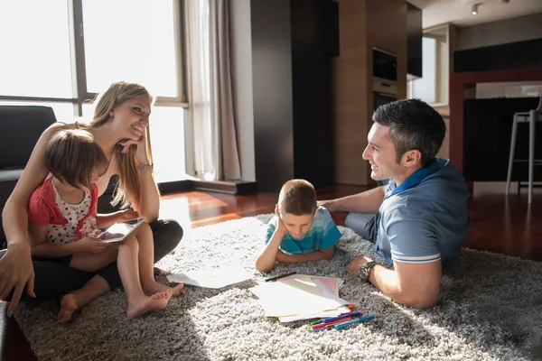 Junges Paar verbringt Zeit mit Kindern — Stockfoto