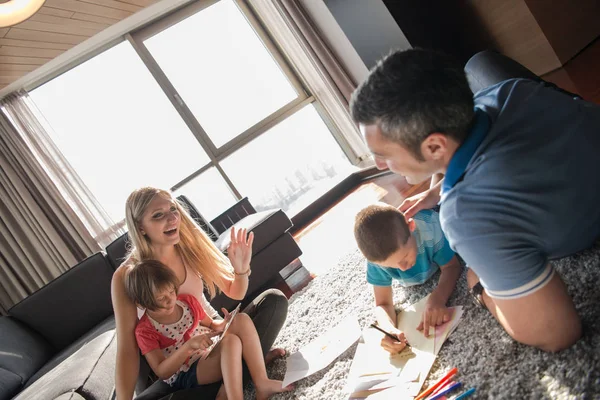 Jeune couple passe du temps avec les enfants — Photo