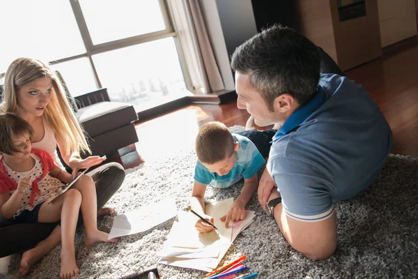 Jeune couple passe du temps avec les enfants — Photo