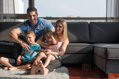 mutlu genç çift çocuklar ile vakit