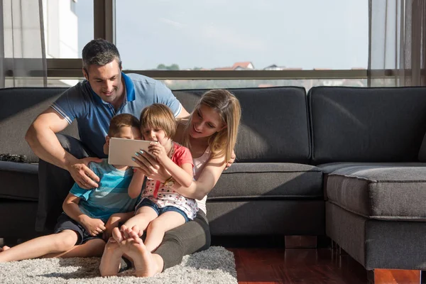 Felice giovane coppia trascorrere del tempo con i bambini — Foto Stock