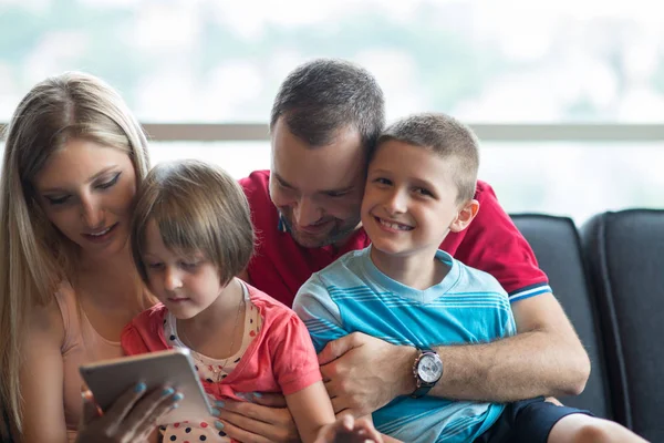 Heureux jeune couple passer du temps avec les enfants — Photo