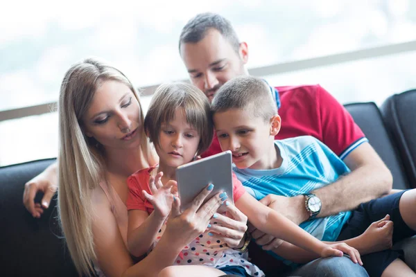 Felice giovane coppia trascorrere del tempo con i bambini — Foto Stock