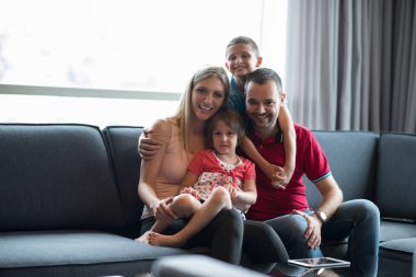 mutlu genç çift çocuklar ile vakit