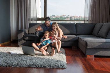 Aile oynarken birlikte dizüstü bilgisayar ile