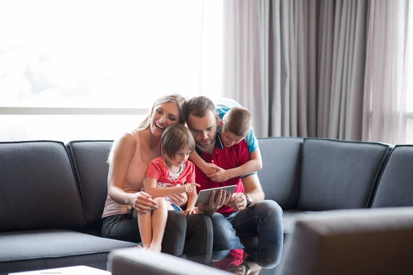 Heureux jeune couple passer du temps avec les enfants — Photo