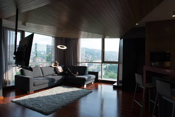 Mujer usando tableta en hermoso apartamento — Foto de Stock