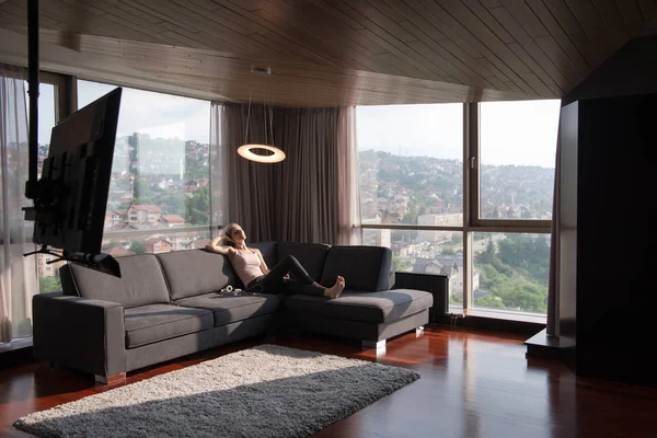 Жінка використовує планшет в красивій квартирі — стокове фото
