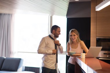 Genç bir çift için bir iş hazırlama ve bir dizüstü bilgisayar kullanarak