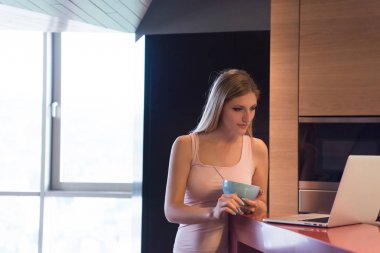 kadın onun lüks ev önünde Kahvaltı