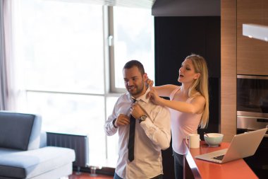 Genç bir çift için bir iş hazırlama ve bir dizüstü bilgisayar kullanarak