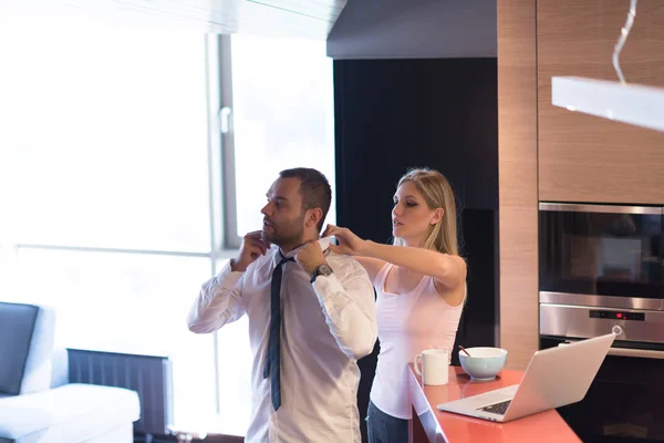 Ein junges paar bereitet sich auf einen job vor und benutzt einen laptop — Stockfoto