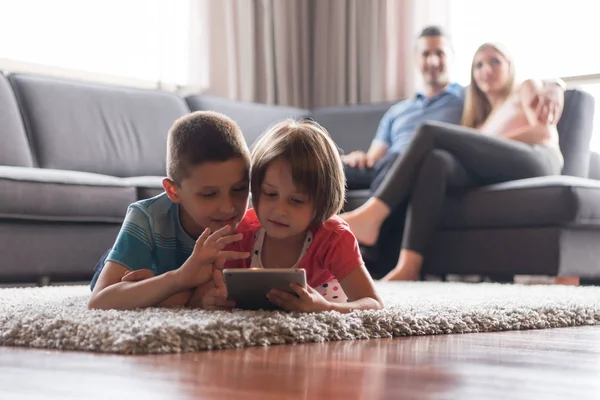 Couple passe du temps avec les enfants — Photo