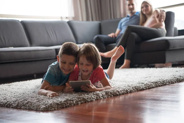 Paar verbringt Zeit mit Kindern — Stockfoto