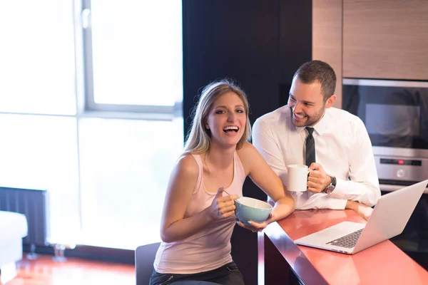 Ett ungt par förbereder sig för ett jobb och använder en bärbar dator — Stockfoto