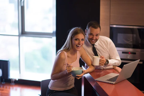 Een jong koppel is voorbereiden op een baan en het gebruik van een laptop — Stockfoto