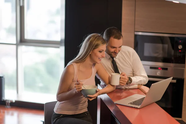 Um jovem casal está se preparando para um emprego e usando um laptop — Fotografia de Stock