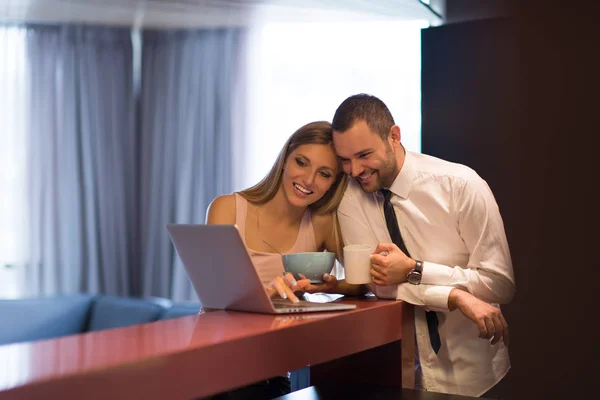 Um jovem casal está se preparando para um emprego e usando um laptop — Fotografia de Stock