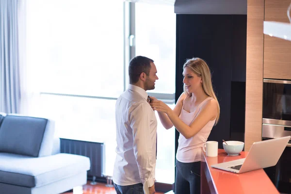 Un jeune couple se prépare pour un emploi et utilise un ordinateur portable — Photo