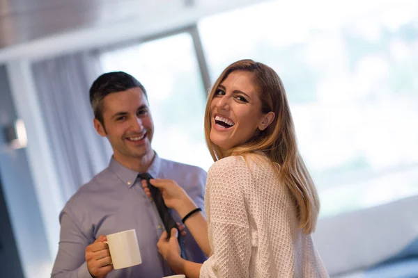 Un jeune couple se prépare pour un emploi et utilise un ordinateur portable — Photo