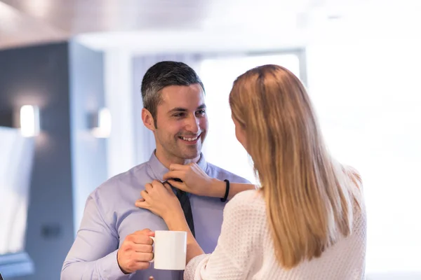 Ein junges paar bereitet sich auf einen job vor und benutzt einen laptop — Stockfoto