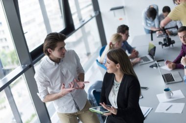 İki iş insanlar çalışma ile Tablet Office