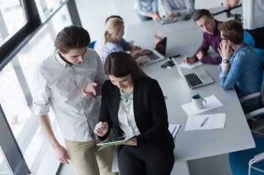 İki iş insanlar çalışma ile Tablet Office