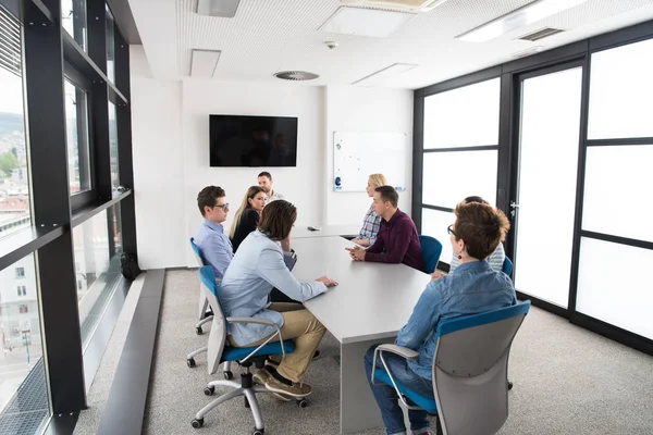 Groep Van Zakenmensen Bespreken Businessplan Het Kantoor — Stockfoto