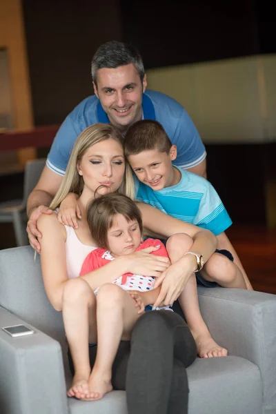 Paar tijd doorbrengen met kinderen — Stockfoto