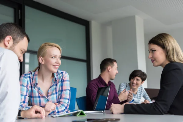 Groep Van Zakenmensen Bespreken Businessplan Het Kantoor — Stockfoto