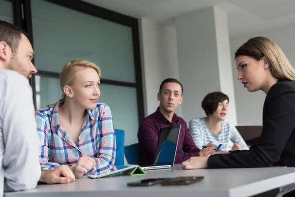 Gruppo Imprenditori Che Discutono Business Plan Ufficio — Foto Stock