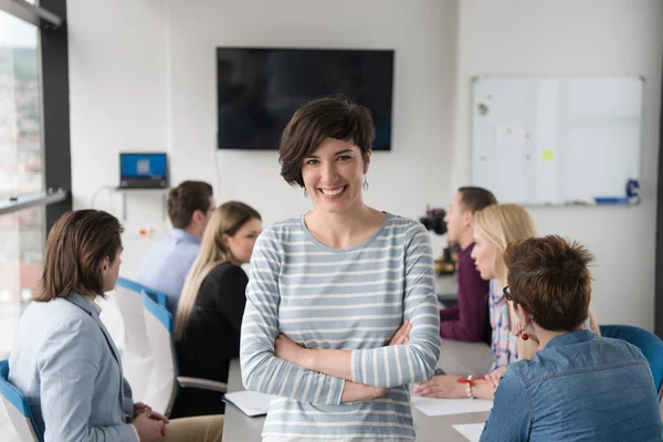 Portret Van Succesvolle Zakenvrouw Ondernemer Bij Drukke Startup Office — Stockfoto