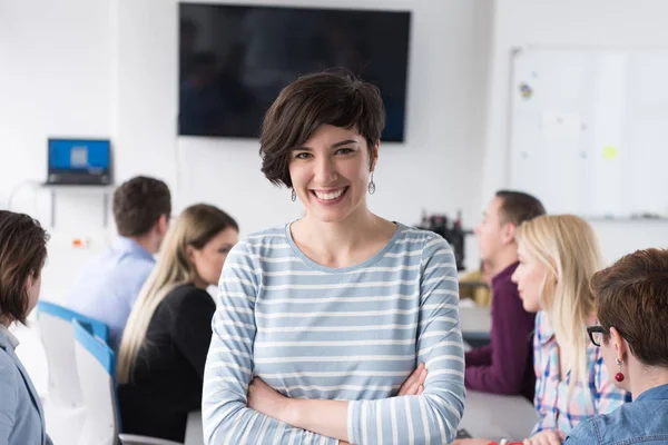 Portret Van Succesvolle Zakenvrouw Ondernemer Bij Drukke Startup Office — Stockfoto