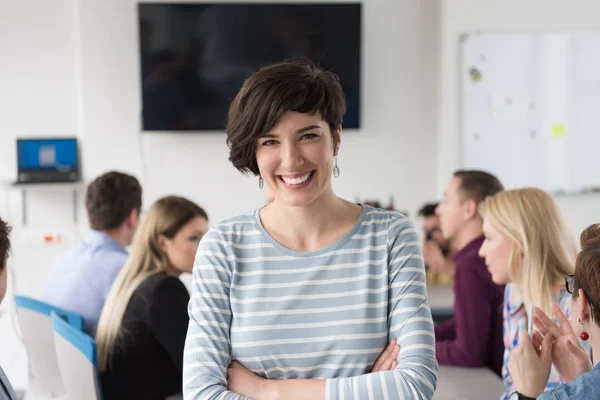 Portret Van Succesvolle Zakenvrouw Ondernemer Bij Drukke Startup Office — Stockfoto