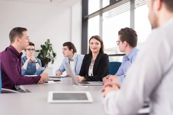 Groupe Gens Affaires Discutant Plan Affaires Dans Bureau — Photo