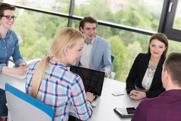 Groupe Gens Affaires Discutant Plan Affaires Dans Bureau — Photo