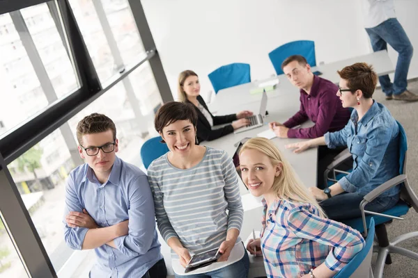 Groep Zakenmensen Die Zich Voorbereiden Volgende Bijeenkomst Ideeën Bespreken Met — Stockfoto