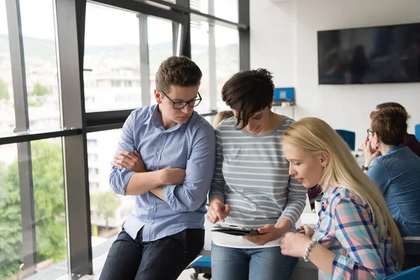 Gruppo Uomini Affari Che Preparano Prossimo Incontro Discutono Idee Utilizzando — Foto Stock