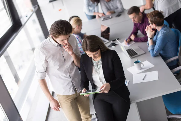 Zwei Geschäftsleute arbeiten im Büro mit Tablet — Stockfoto