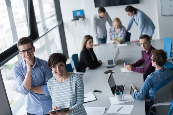 Zwei Geschäftsleute arbeiten im Büro mit Tablet — Stockfoto