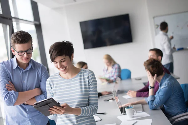 Twee Zakenmensen Die Tablets Gebruiken Zich Voor Bereiden Volgende Bijeenkomst — Stockfoto