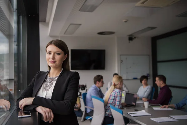 Manager Femminile Utilizzando Telefono Cellulare Ufficio Interno — Foto Stock