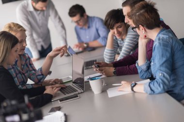 Modern ofis kurma ve yeni iş planı hakkında fikir alışverişinde bulunma